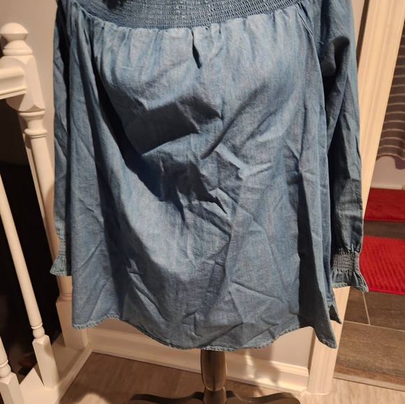 Crown & Ivy off the shoulder top - Picture 2 of 3